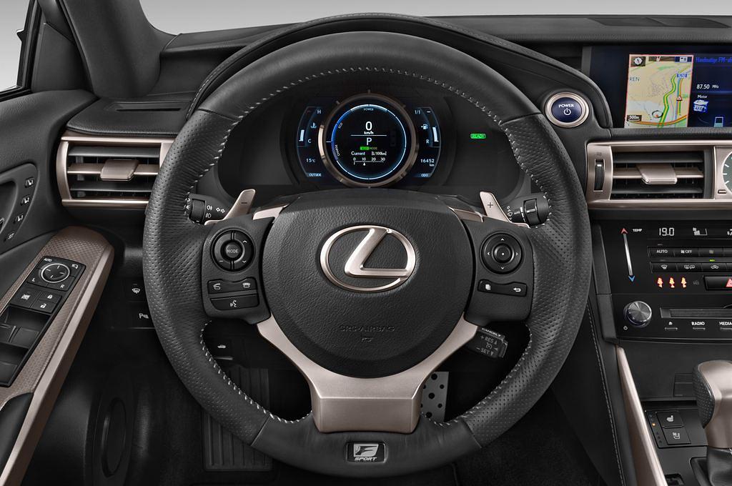 Lexus IS (Baujahr 2015) 2.5 300H F-Sport Automatik 4 Türen Lenkrad