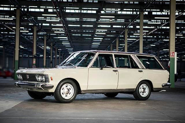 Agnelli bestellte für sein Wintersportdomizil St. Moritz einen extravaganten Fiat 130 Familiare mit Holzbeplankung und Dach-Skihalter 