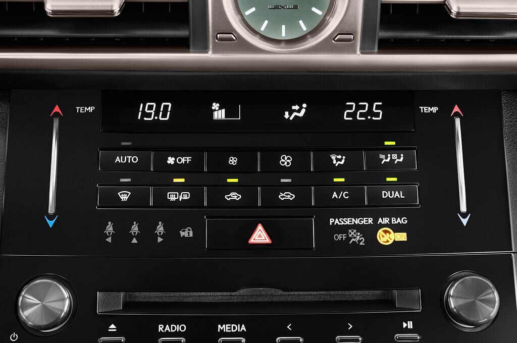 Lexus IS (Baujahr 2015) 2.5 300H F-Sport Automatik 4 Türen Temperatur und Klimaanlage