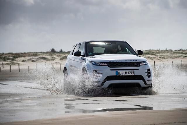 Optisch orientiert sich der neue Evoque an seinem großen Bruder Velar