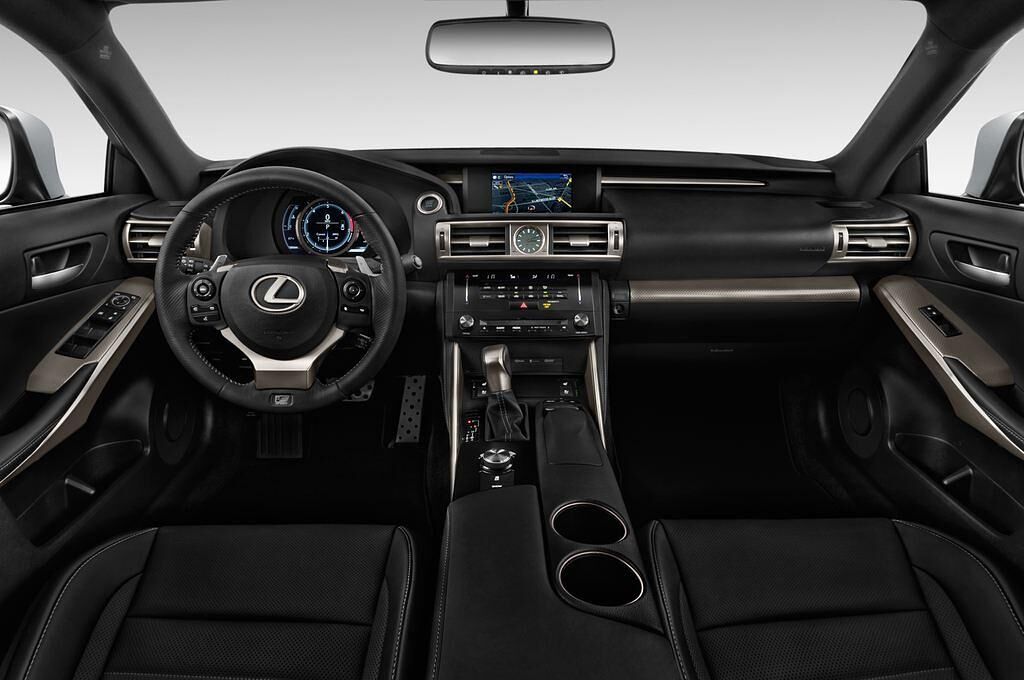 Lexus IS (Baujahr 2016) F Sport 4 Türen Cockpit und Innenraum