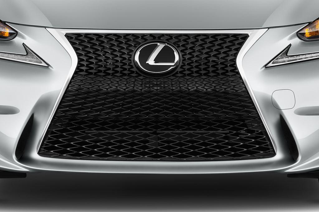 Lexus IS (Baujahr 2016) F Sport 4 Türen Kühlergrill und Scheinwerfer