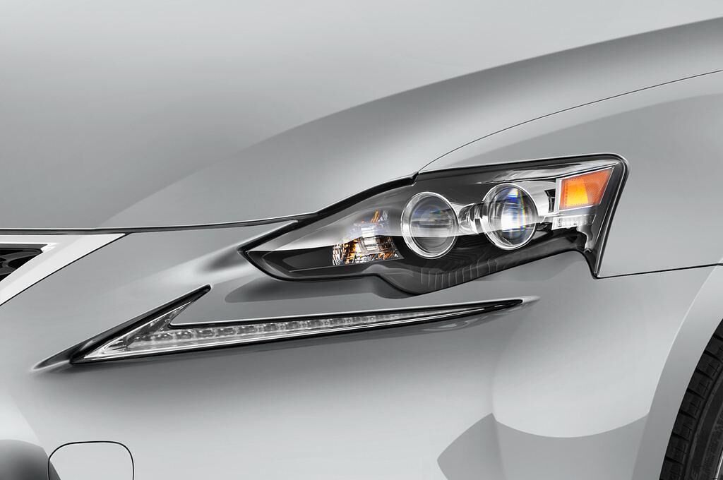 Lexus IS (Baujahr 2016) - 4 Türen Scheinwerfer