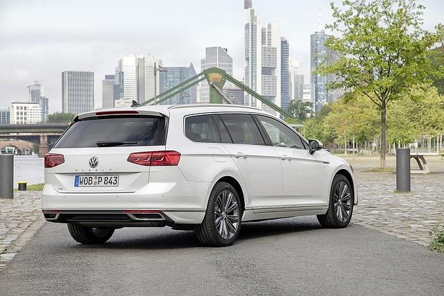 Nach 7,4 Sekunden erreicht der VW Passat Variant GTE Landstraßentempo