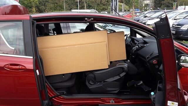 Dank der umklappbaren Beifahrerlehne lassen sich auch längere Gegenstände mit dem Ford B-Max transportieren