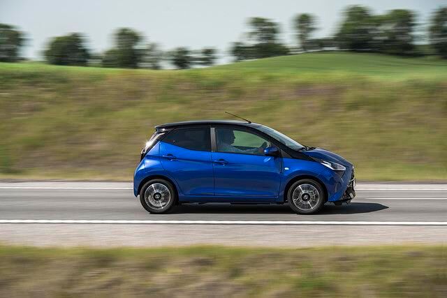 Angesichts der nur 3,46 Meter kurzen Karosserie hat man mit dem Aygo bei der Parkplatzsuche stets gute Karten