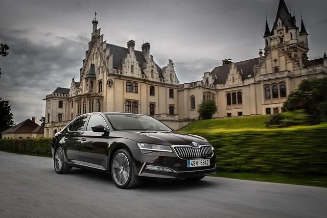 Der als Limousine und Kombi erhältliche Skoda Superb tritt ab sofort optisch behutsam modernisiert und mit neuen Technik-Extras an