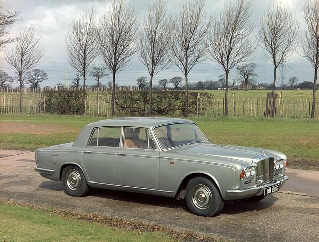 Erst reine Badge-Engineering-Typen wie der Bentley T von 1965 als Zwilling des Rolls-Royce Silver Shadow schadeten dem Bentley Image