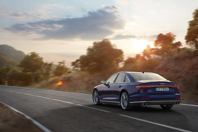Während die kleineren S-Modelle zuletzt zum sparsameren Diesel gewechselt sind, hält der vor allem für die Exportmärkte entwickelten S8 am traditionellen Ottomotor fest