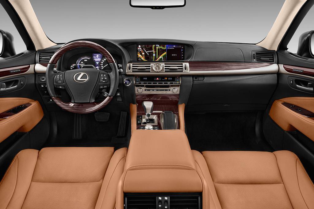 Lexus Ls (Baujahr 2016) 600H L 4 Türen Cockpit und Innenraum