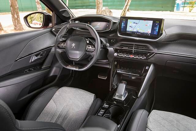 Im Innenraum bleibt Peugeot bei dem sogenannten i-Cockpit, also dem kleinen Lenkrad mit darüber angeordneten Armaturen