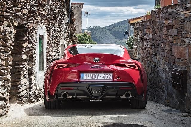 Das Heck des Toyota GR Supra ist deutlich strukturiert