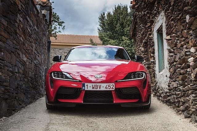 Große Lufteinlässe prägen die Front des Toyota GR Supra