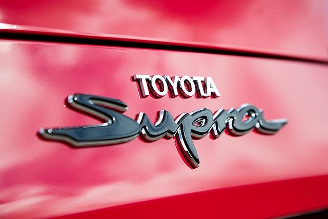 Schwungvoll: das Logo des Toyota GR Supra