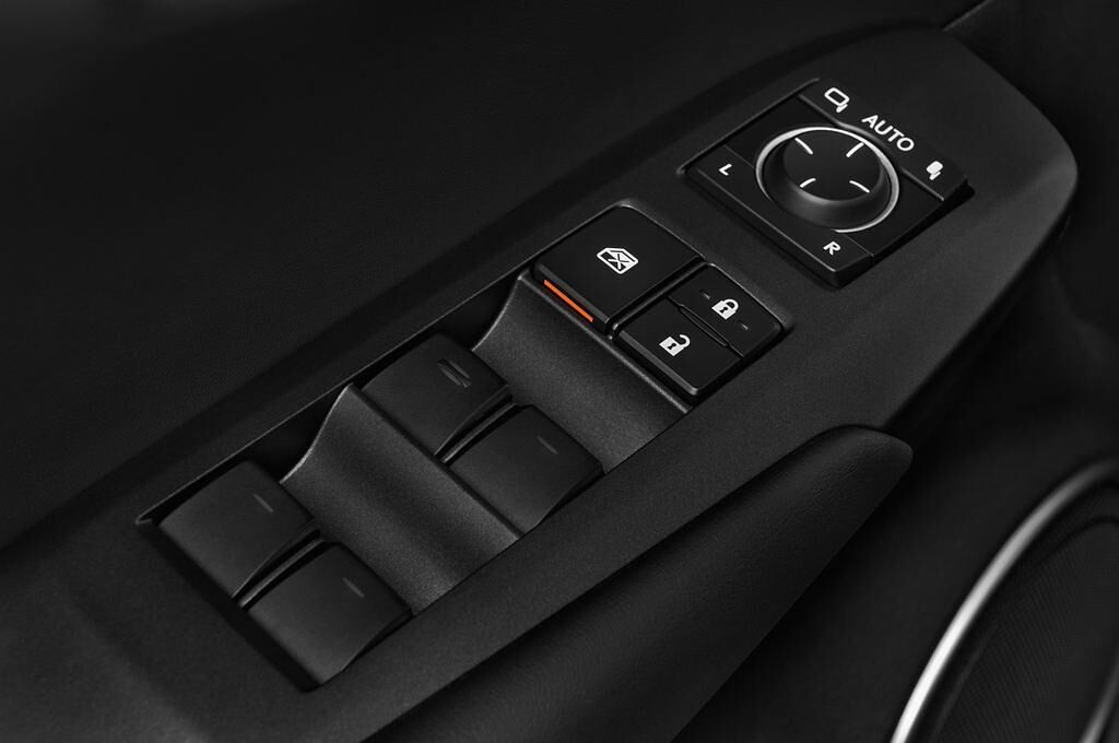 Lexus NX (Baujahr 2015) 300H E-Four F Sport 5 Türen Bedienungselemente Tür