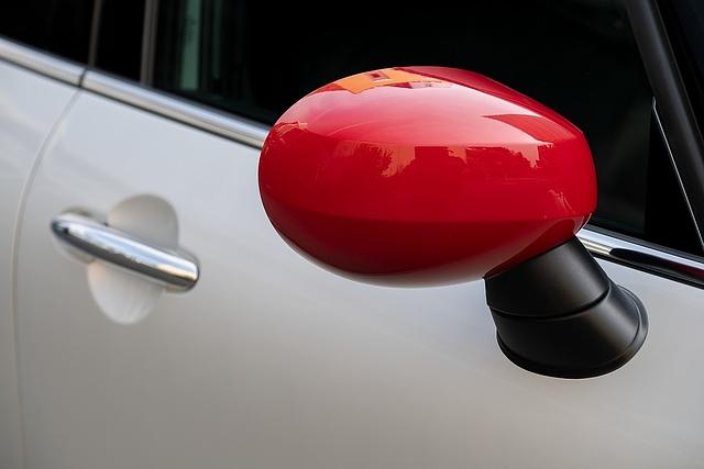 Die aerodynamisch günstig geformten Außenspiegel stammen vom Mini Cooper SE
