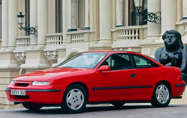 Für Furore sorgte der Calibra auch in den Schauräumen der Opel Händler, denn dort überraschte der Volkssportler mit einer Fülle an Antrieben, die in dieser Vielfalt bei keinem anderen Coupé zur...