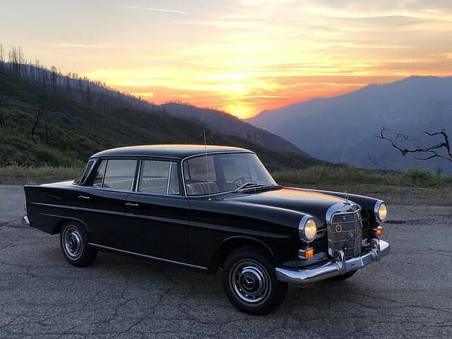 Panorama: Durch den weiten Westen mit einem Mercedes W110 - Kleine Heckflosse auf großer Fahrt 
