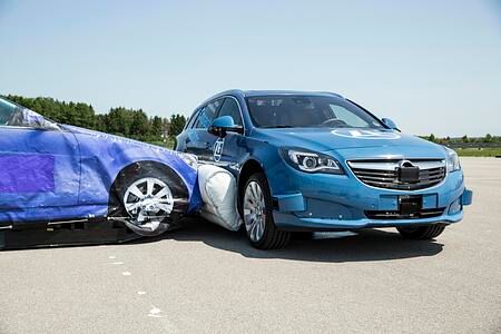 ZF zeigt den ersten Außen-Airbag für den Seitenaufprall  - Vorsorglich aufgeblasen