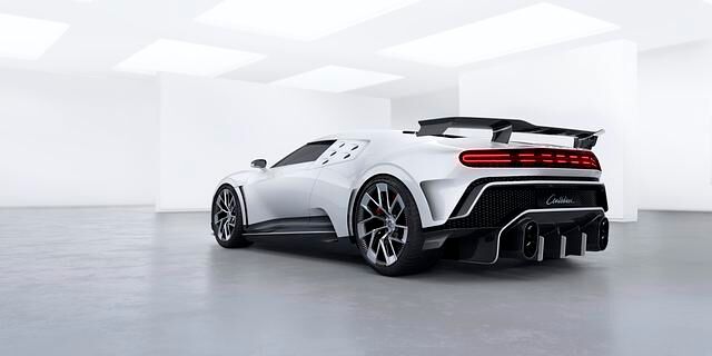 Als Antrieb fungiert eine Weiterentwicklung des W16-Motors mit 8 Litern Hubraum und 1.1476 kW/1.600 PS 