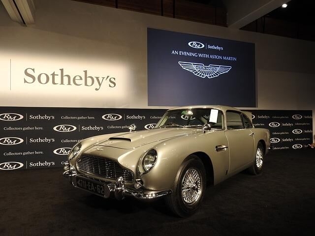 Rund 7,1 Millionen Euro konnte ein Filmauto von Aston Martin erzielen. Der DB5 aus dem Jahr 1965 war einst Dienstfahrzeug des Geheimagenten James Bond