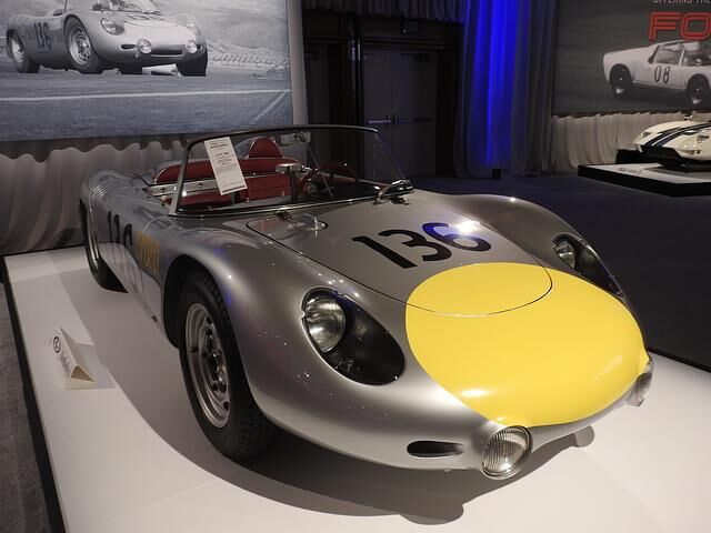 Ebenfalls um einen Werksrennwagen handelt es sich bei dem Porsche 718 RS 60, der dank eines Höchstgebots von 4,61 Millionen Euro vor dem Besitzerwechsel steht.