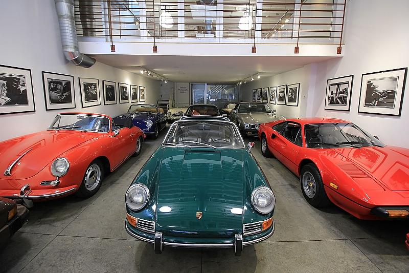 Zu den günstigsten Autos in der aktuellen Sammlung gehören zwei Ferraris.