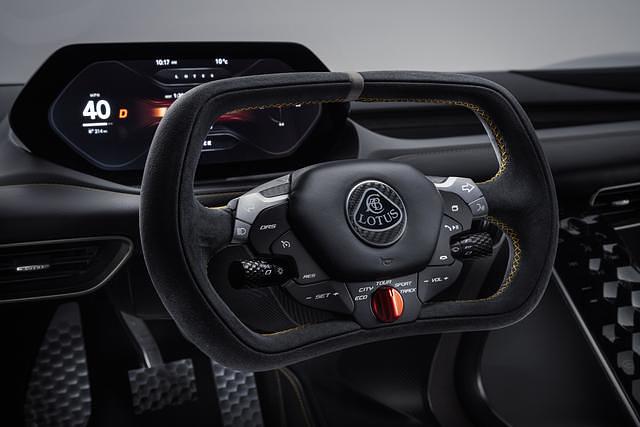 Das kleine Sportlenkrad im Lotus Evija ist rechteckig