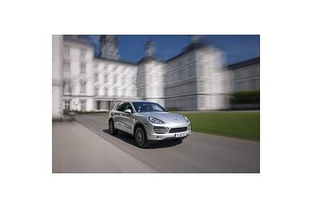 Ein „OFF ROAD AWARD 2012“ geht an Porsches Cayenne