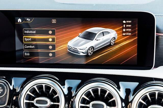 Das bis zu 20,5 Zoll breite Instrumentenpanel mit dem intelligenten MBUX-System samt Sprachsteuerung dominiert das Blickfeld