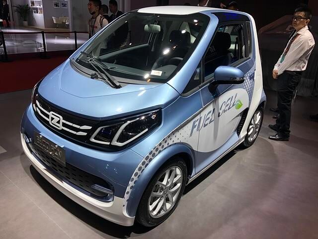 Zotye E200: So klein und schon eine Brennstoffzelle an Bord, die Wasserstoff konsumiert. Die Brennstoffzelle hält einen 60 kW/82 PS-E-Motor bei Laune. Mit einer Wasserstoff-Tankfüllung soll der...