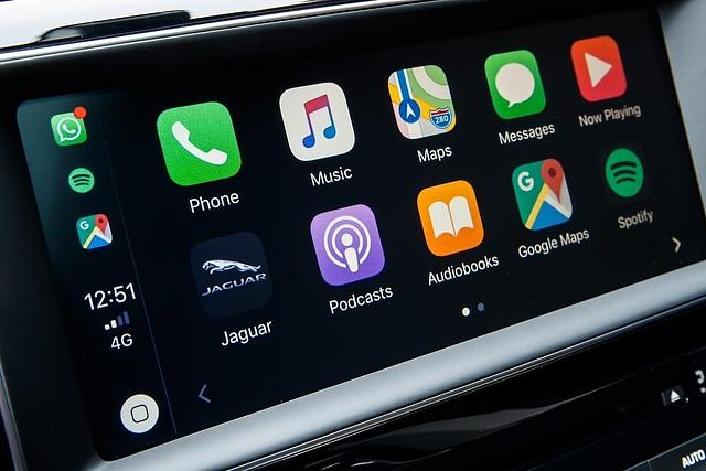 Im Jaguar F-Pace SVR läßt sich nun auch das Smartphone koppeln