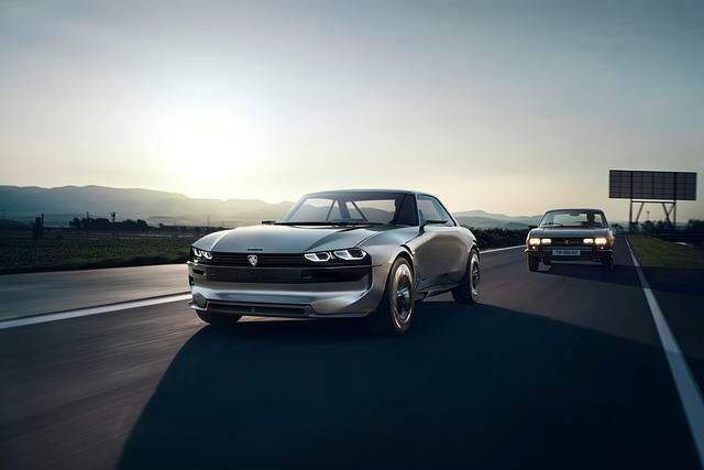Mit dem 2018 vorgestellten Konzeptauto E-Legend zitiert Peugeot die Formensprache des 504 