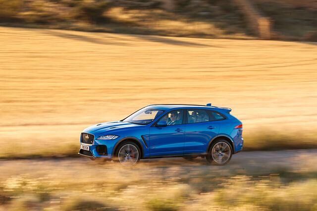 Trotz der hoch bauenden Karosserie soll das Topmodell der F-Pace-Baureihe bis zu 283 km/h schnell werden