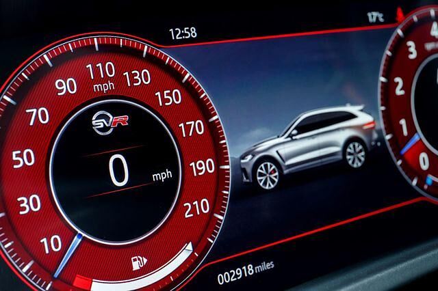 Das digitale Kombiinstrument bietet einen sportlichen Anzeigemodus