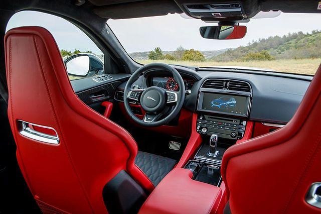 Als erster F-Pace bekommt der SVR den neuen, klassischen Wahlhebel, der den ausfahrenden Drehknauf in Rente schickt