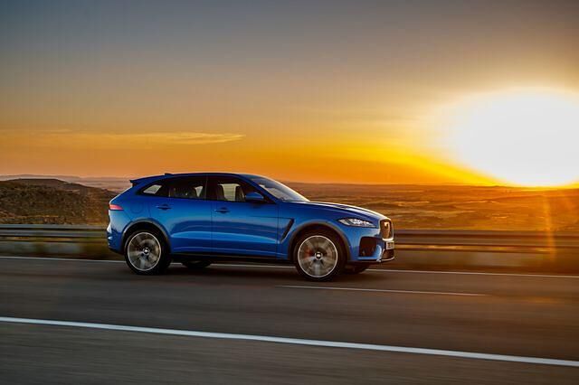 In 4,3 Sekunden sprintet der F-Pace SVR aus dem Stand auf Tempo 100
