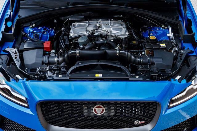 Der 405 kW/550 PS starke Kompressor-Achtzylinder sorgt für überlegene Fahrleistungen