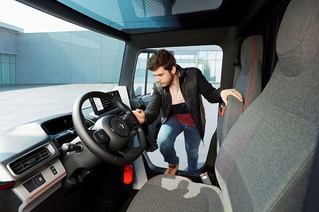Um den Fahrer, der ständig ein- und aussteigen muss, zu entlasten, ist der zweite vordere Sitz hochklappbar