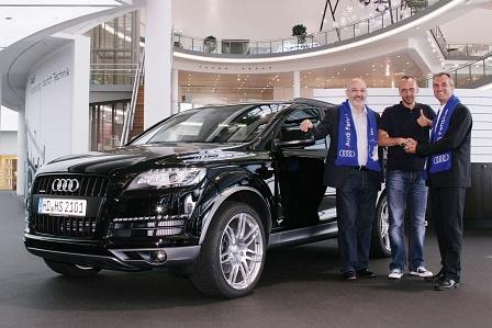 Es darf ruhig ein ganz großer sein: Holger Stanislawski, Trainer von 1899 Hoffenheim, darf einen tiefschwarzen Audi Q7 3.0 TDI als Dienstwagen fahren.