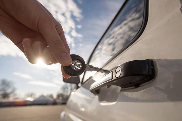 Bis in die 60er Jahre hatten Autos teilweise noch unterschiedliche Schlüssel für Abschließen und Zündung. Danach setzte sich die Kombination Zünd-ist-gleichTürschlüssel zunehmend durch