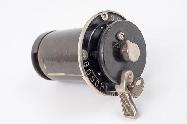 1910 – die Geburtstunde des ersten Autoschlüssels im weitesten Sinne und der Anfang des Diebstahlschutzes. Der Stromkreis für die Zündung wurde mit einem Schlüssel geschlossen, Ankurbeln musste man...