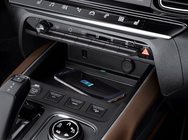 In der Mittelkonsole bietet der C5 Aircross eine große Ablage für Smartphones, die sich dort auch kabellos laden lassen