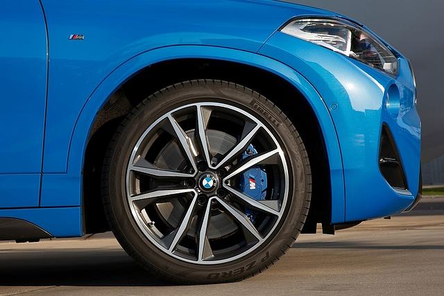 Der BMW X2 M35i rollt auf 19 Zoll Felgen