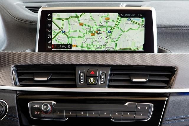 Das Navigationssystem bietet Echtzeitverkehrsinformationen