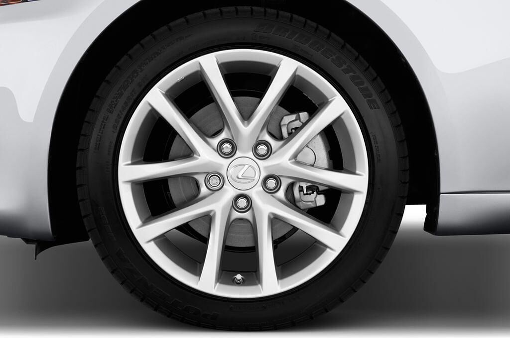 Lexus IS (Baujahr 2011) Luxury Line 4 Türen Reifen und Felge