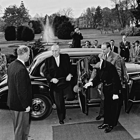 Konrad Adenauer mit der sogenannten Adenauer-Mercedes 300