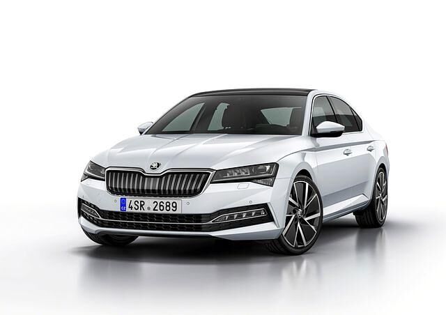Die Kombination aus 1,4-Liter-Benziner (115 kW/156 PS), E-Motor (85 kW/116 PS) und Sechsgang-Doppelkupplungsgetriebe stellt 160 kW/218 PS bereit. Bis zu 55 Kilometer soll der Superb iV nur mit dem...