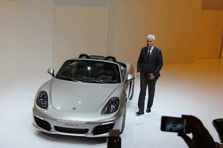 Porsche-Chef Matthias Müller neben dem neuen Porsche Boxster
