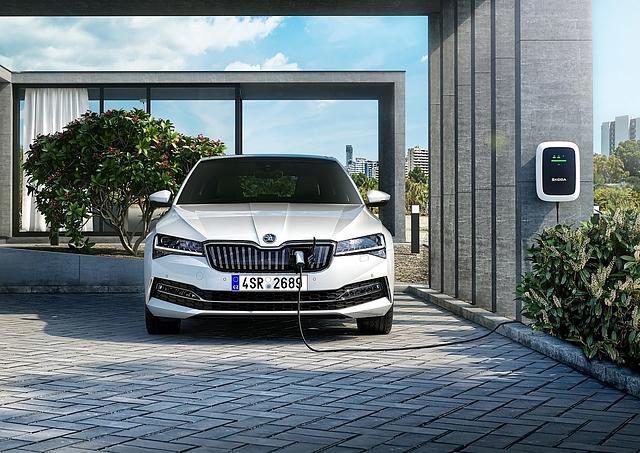 Der Skoda Superb PHEV hat eine elektrische Reichweite von 55 Kilometer